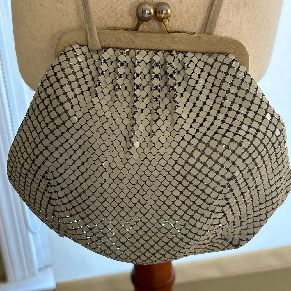 Vintage Whiting & Davis ivory metal crossbody bag. Kiss lock, leather trim. Nice - Picture 3 of 16